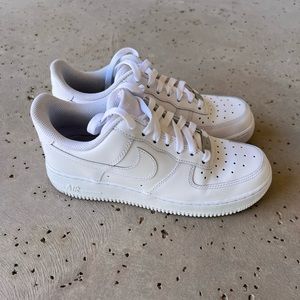 White Nike Women's Air Force 1 '07 (SIZE: W 7.5)